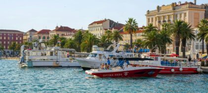 Bateau marina Split bord de mer