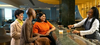 Groupe de personne au bar avec un cocktail