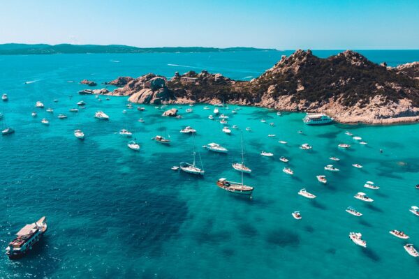 Vue aérienne d'une crique en Sardaigne